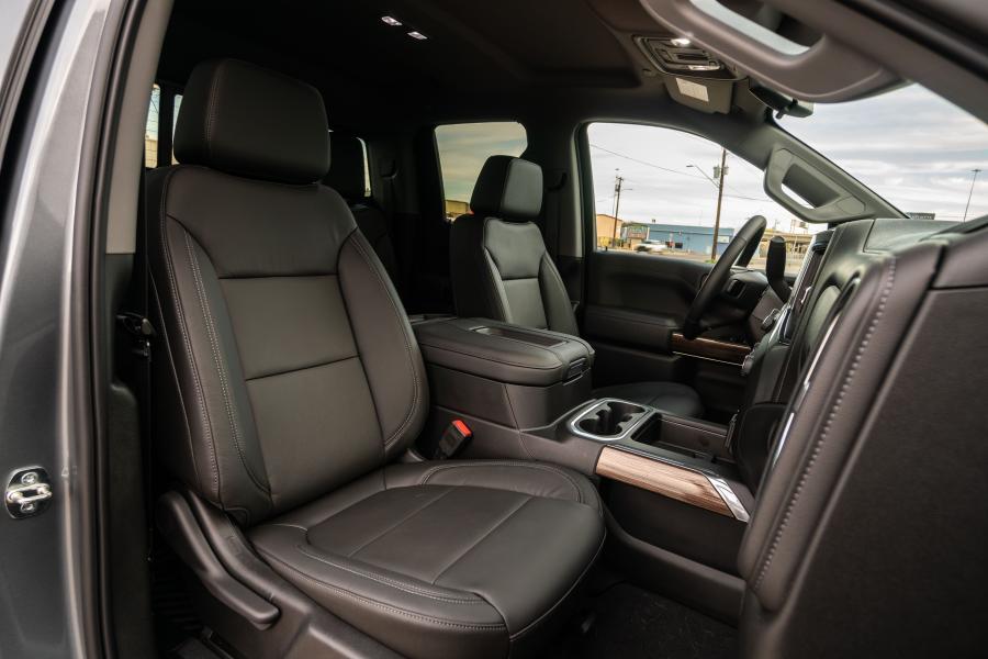 Интерьер Chevrolet Silverado RST Double Cab 2018 года  (фото 16 из 40)